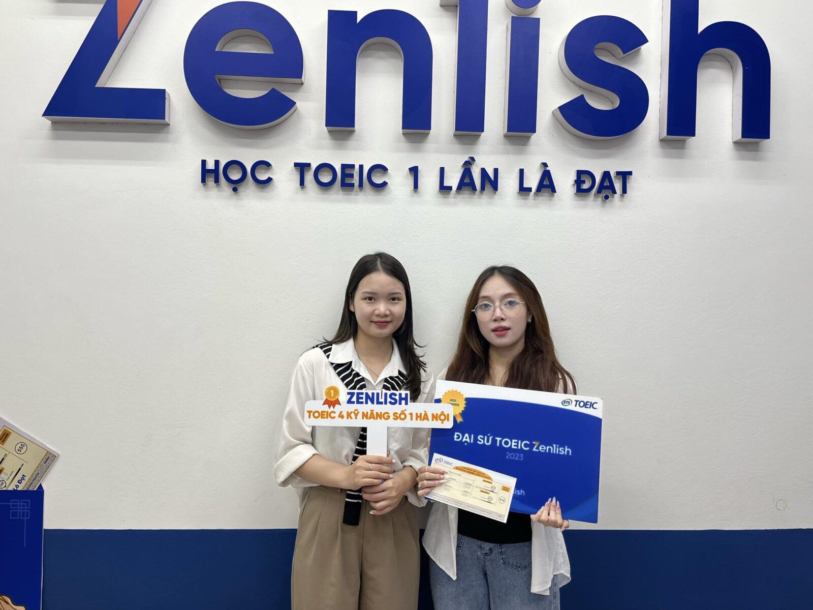 Lan Phương check-in cùng cô giáo của mình