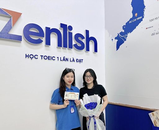 Bích Lan check-in cùng Cố vấn học tập của mình