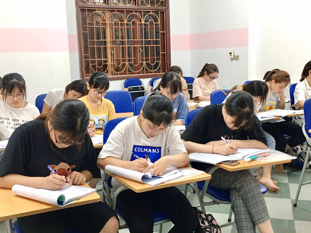 Học viên check-in tại TOEIC Mạnh Hà