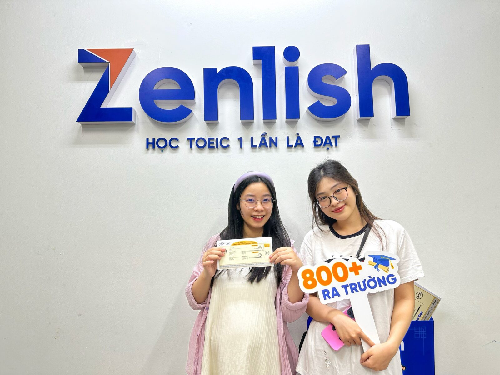 Anh Thư check-in cùng giáo viên của mình