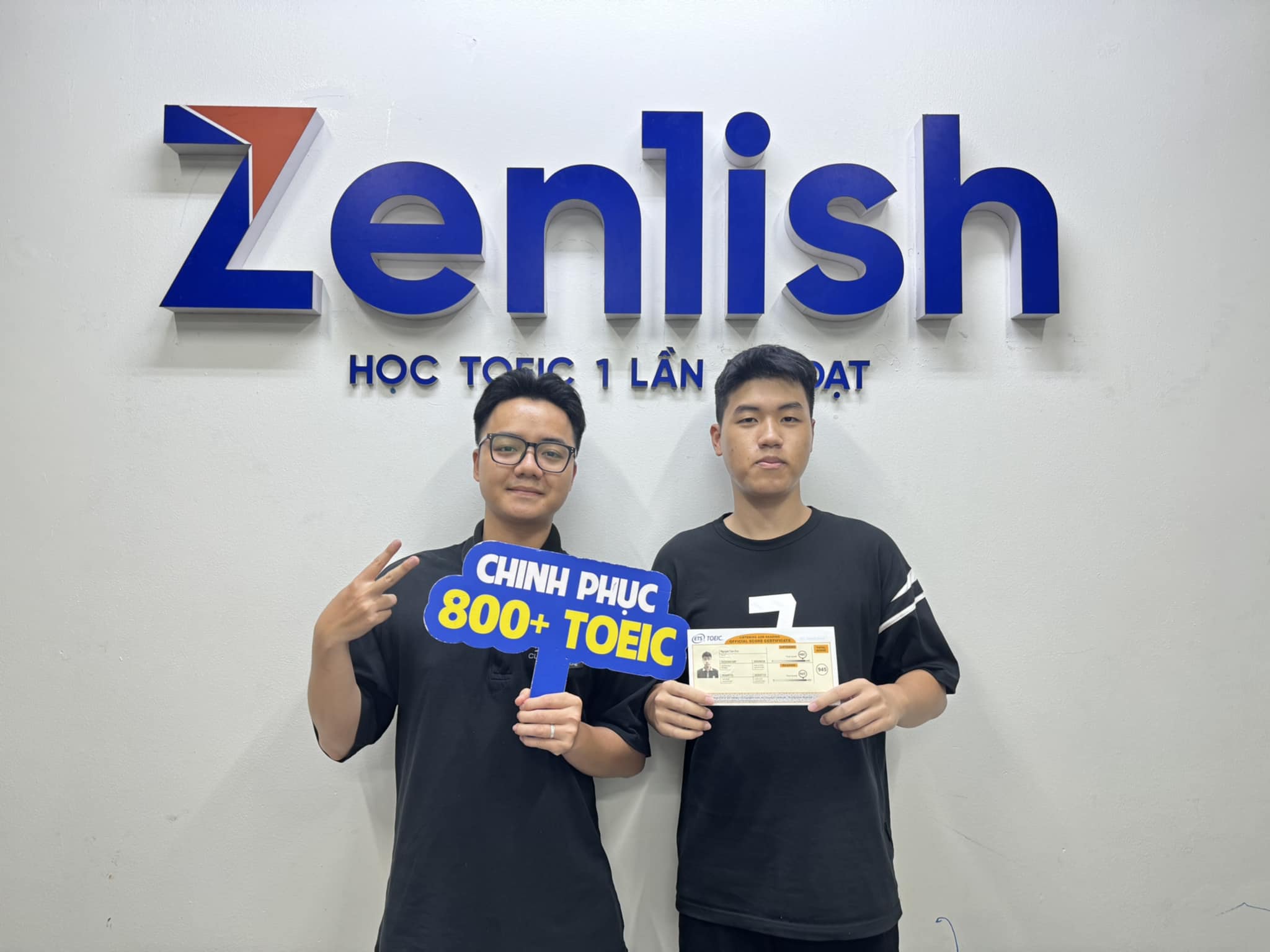 Đức check-in cùng giáo viên của mình