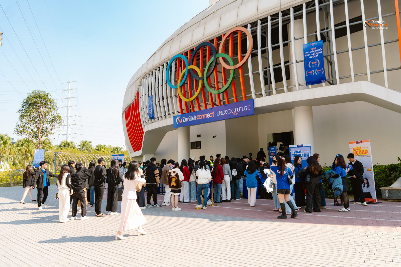 Học viên Zenlish check-in cùng chứng chỉ của mình