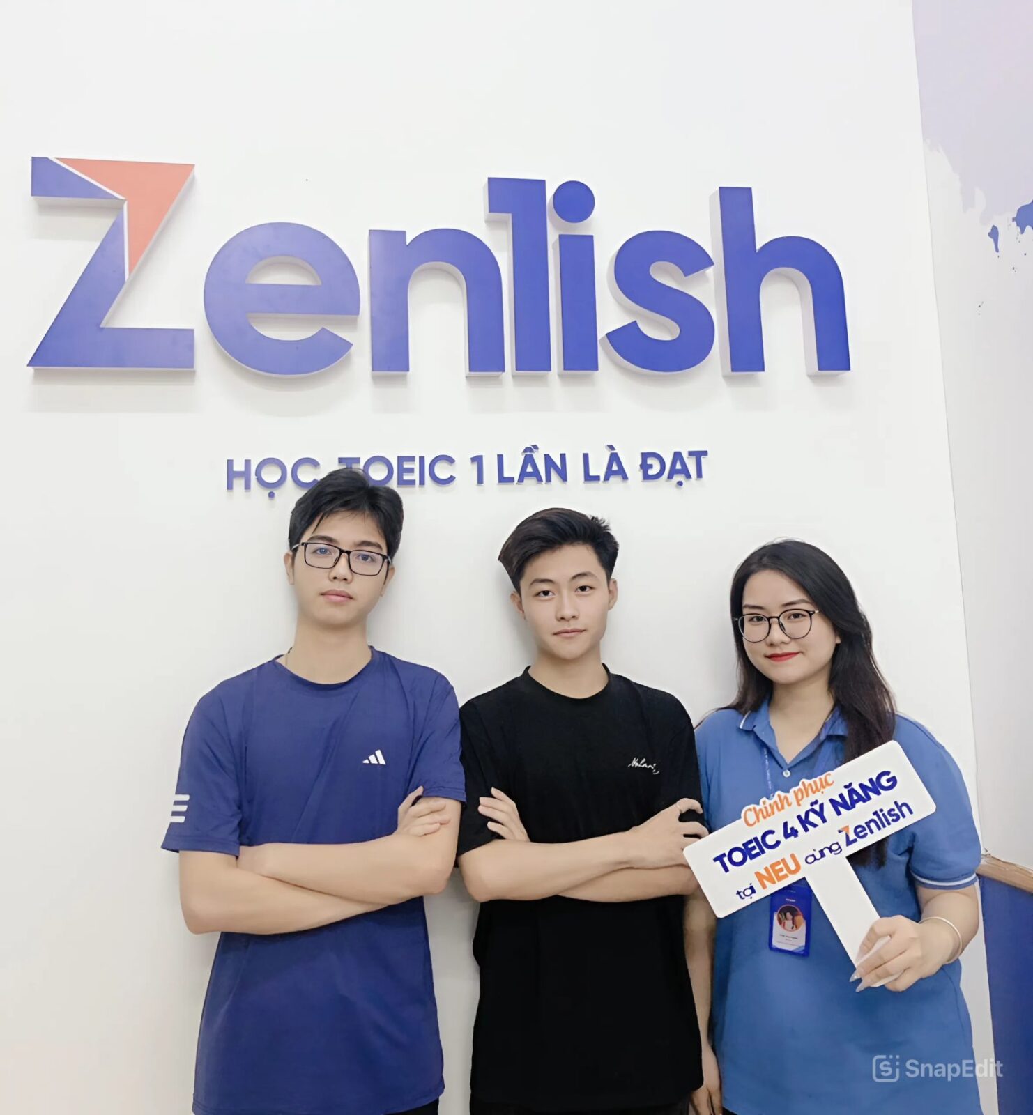 Chiến (bên trái) check-in cùng bạn bè và Cố vấn học tập tại Zenlish